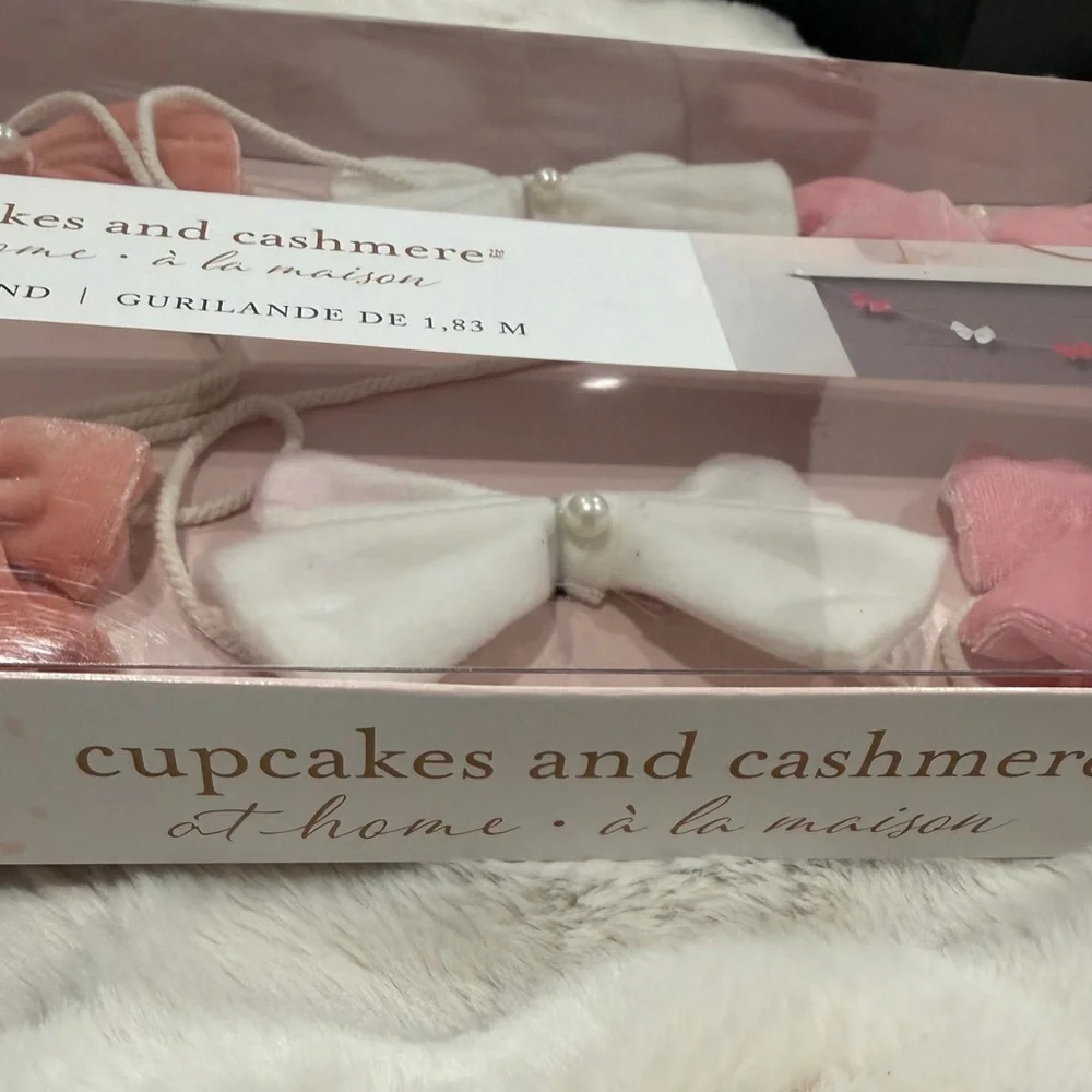 NEW Cupcakes and Cashmere 6ft Valentine’s Day pink white bows garland